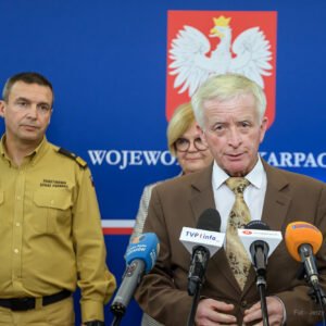 Zdjęcie przedstawia uczestników konferencji prasowej wojewody