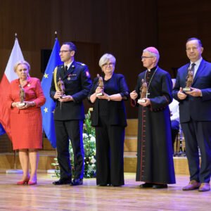 Zdjęcie przedstawia uczestników jubileuszu 75 lecia Komendy Wojewódzkiej PSP