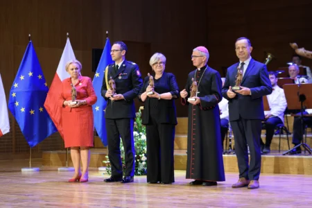 Zdjęcie przedstawia uczestników jubileuszu 75 lecia Komendy Wojewódzkiej PSP