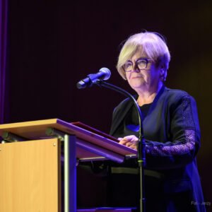 Zdjęcie przedstawia uczestników uroczystości z okazji 25-lecia kierunków medycznych na Uniwersytecie Rzeszowskim