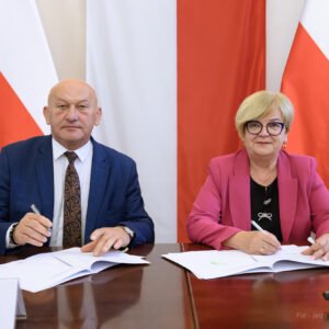 Zdjęcie przedstawia uczestników podpisania umów w ramach programu ochrony ludności i obrony cywilnej