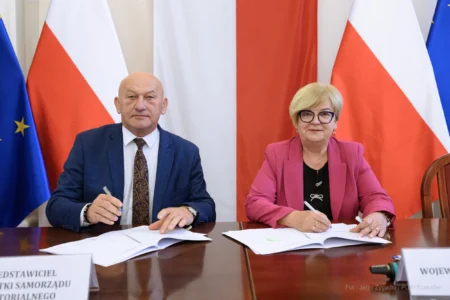 Zdjęcie przedstawia uczestników podpisania umów w ramach programu ochrony ludności i obrony cywilnej