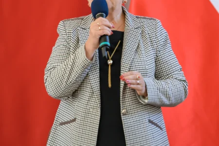 Zdjęcie przedstawia uczestników podpisania umów w ramach programu ochrony ludności i obrony cywilnej