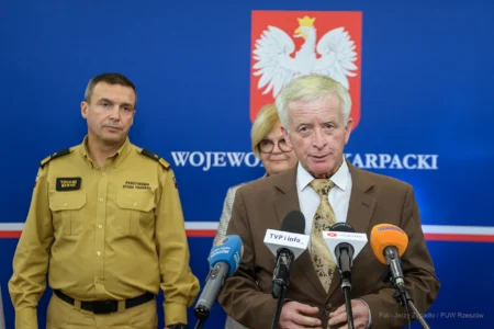 Zdjęcie przedstawia uczestników konferencji prasowej