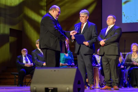 Zdjęcie przedstawia uczestników uroczystości z ojazhi 25-lecia kierunków medycznych na Uniwersytecie Rzeszowskim