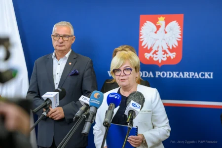 Zdjęcie przedstawia uczestników konferencji prasowej w urzędzie wojewódzkim