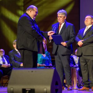 Zdjęcie przedstawia uczestników uroczystości z okazji 25-lecia kierunków medycznych na Uniwersytecie Rzeszowskim