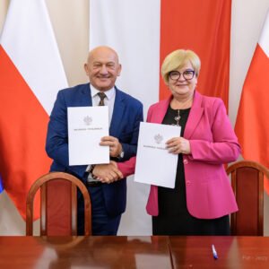 Zdjęcie przedstawia uczestników podpisania umów w ramach programu ochrony ludności i obrony cywilnej