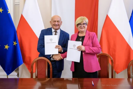 Zdjęcie przedstawia uczestników podpisania umów w ramach programu ochrony ludności i obrony cywilnej