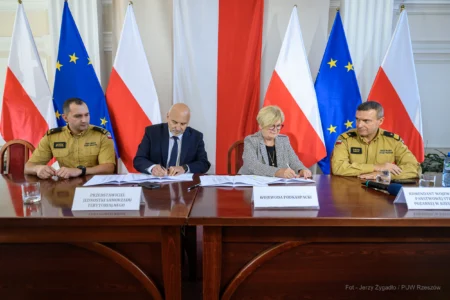 Zdjęcie przedstawia uczestników podpisania umów w ramach programu ochrony ludności i obrony cywilnej