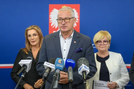 Zdjęcie przedstawia uczestników konferencji prasowej w urzędzie wojewódzkim