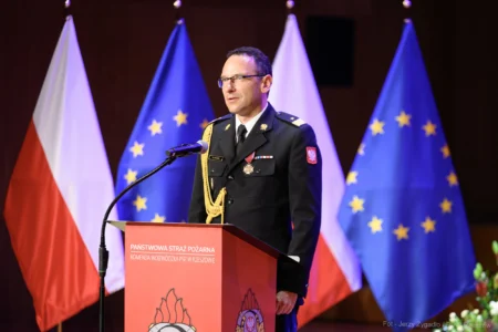 Zdjęcie przedstawia uczestników jubileuszu 75 lecia Komendy Wojewódzkiej PSP