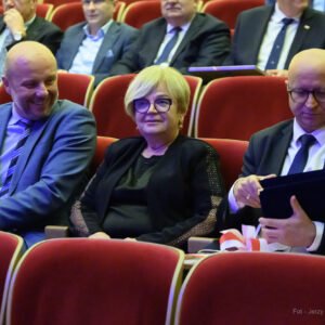 Zdjęcie przedstawia uczestników uroczystości z okazji 25-lecia kierunków medycznych na Uniwersytecie Rzeszowskim