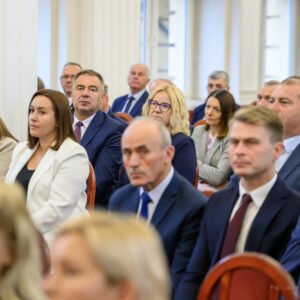 Zdjęcie przedstawia uczestników podpisania umów w ramach programu ochrony ludności i obrony cywilnej