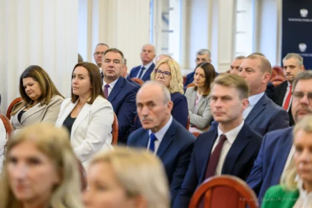 Zdjęcie przedstawia uczestników podpisania umów w ramach programu ochrony ludności i obrony cywilnej