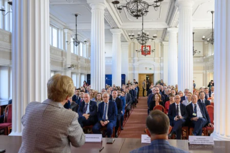 Zdjęcie przedstawia uczestników podpisania umów w ramach programu ochrony ludności i obrony cywilnej