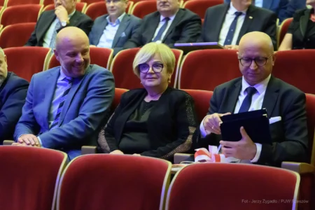 Zdjęcie przedstawia uczestników uroczystości z ojazhi 25-lecia kierunków medycznych na Uniwersytecie Rzeszowskim