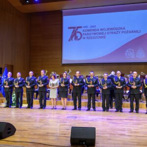 Zdjęcie przedstawia uczestników jubileuszu 75 lecia Komendy Wojewódzkiej PSP