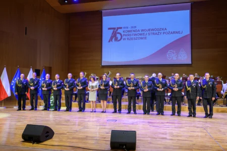 Zdjęcie przedstawia uczestników jubileuszu 75 lecia Komendy Wojewódzkiej PSP