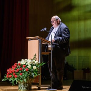 Zdjęcie przedstawia uczestników uroczystości z okazji 25-lecia kierunków medycznych na Uniwersytecie Rzeszowskim