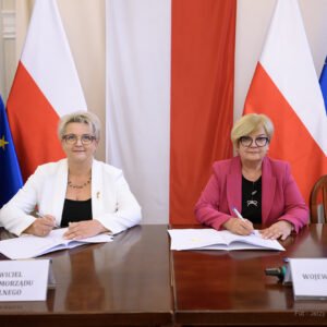 Zdjęcie przedstawia uczestników podpisania umów w ramach programu ochrony ludności i obrony cywilnej