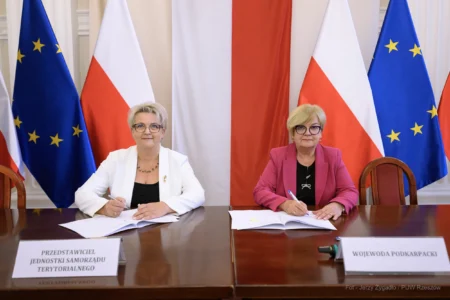 Zdjęcie przedstawia uczestników podpisania umów w ramach programu ochrony ludności i obrony cywilnej