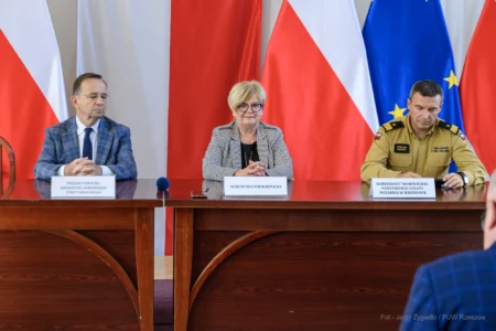 Zdjęcie przedstawia uczestników podpisania umów w ramach programu ochrony ludności i obrony cywilnej