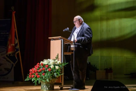 Zdjęcie przedstawia uczestników uroczystości z ojazhi 25-lecia kierunków medycznych na Uniwersytecie Rzeszowskim