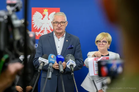 Zdjęcie przedstawia uczestników konferencji prasowej w urzędzie wojewódzkim