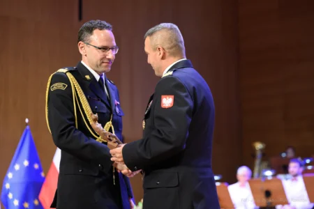 Zdjęcie przedstawia uczestników jubileuszu 75 lecia Komendy Wojewódzkiej PSP