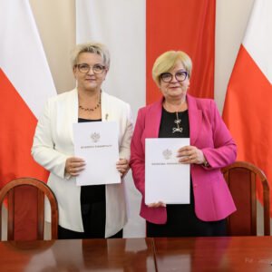 Zdjęcie przedstawia uczestników podpisania umów w ramach programu ochrony ludności i obrony cywilnej