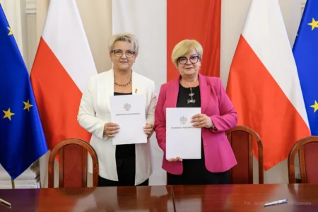 Zdjęcie przedstawia uczestników podpisania umów w ramach programu ochrony ludności i obrony cywilnej