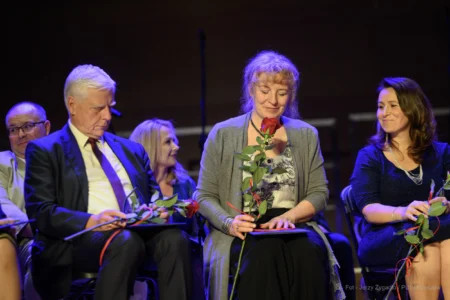 Zdjęcie przedstawia uczestników uroczystości z ojazhi 25-lecia kierunków medycznych na Uniwersytecie Rzeszowskim