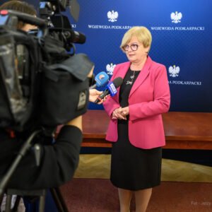 Zdjęcie przedstawia uczestników podpisania umów w ramach programu ochrony ludności i obrony cywilnej