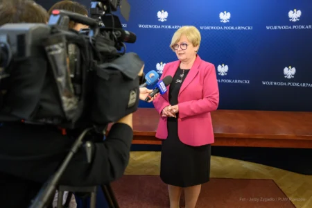 Zdjęcie przedstawia uczestników podpisania umów w ramach programu ochrony ludności i obrony cywilnej