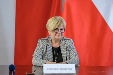 Zdjęcie przedstawia uczestników podpisania umów w ramach programu ochrony ludności i obrony cywilnej