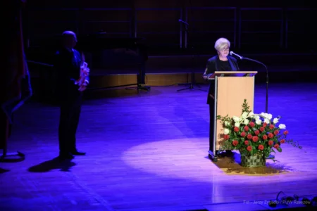 Zdjęcie przedstawia uczestników uroczystości z ojazhi 25-lecia kierunków medycznych na Uniwersytecie Rzeszowskim