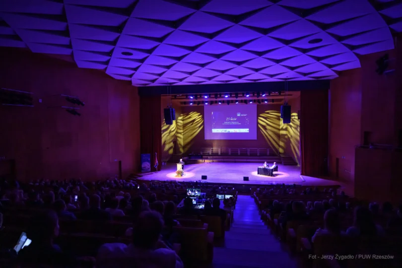 Zdjęcie przedstawia uczestników uroczystości z okazji 25-lecia kierunków medycznych na Uniwersytecie Rzeszowskim