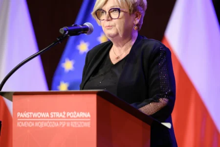 Zdjęcie przedstawia uczestników jubileuszu 75 lecia Komendy Wojewódzkiej PSP