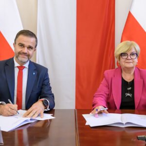 Zdjęcie przedstawia uczestników podpisania umów w ramach programu ochrony ludności i obrony cywilnej