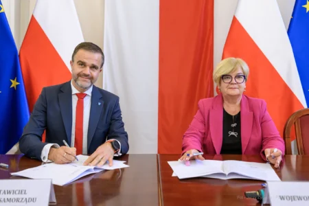 Zdjęcie przedstawia uczestników podpisania umów w ramach programu ochrony ludności i obrony cywilnej