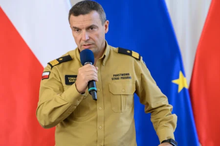 Zdjęcie przedstawia uczestników podpisania umów w ramach programu ochrony ludności i obrony cywilnej