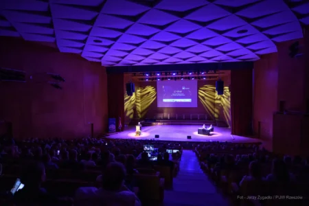 Zdjęcie przedstawia uczestników uroczystości z ojazhi 25-lecia kierunków medycznych na Uniwersytecie Rzeszowskim