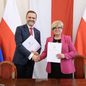 Zdjęcie przedstawia uczestników podpisania umów w ramach programu ochrony ludności i obrony cywilnej
