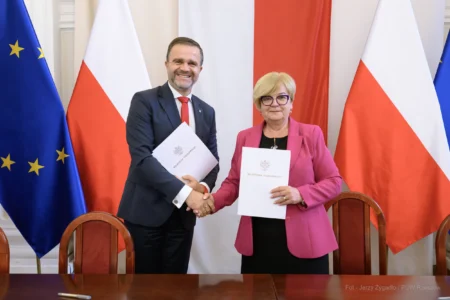 Zdjęcie przedstawia uczestników podpisania umów w ramach programu ochrony ludności i obrony cywilnej