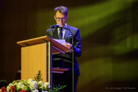 Zdjęcie przedstawia uczestników uroczystości z ojazhi 25-lecia kierunków medycznych na Uniwersytecie Rzeszowskim