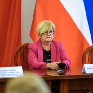 Zdjęcie przedstawia uczestników podpisania umów w ramach programu ochrony ludności i obrony cywilnej