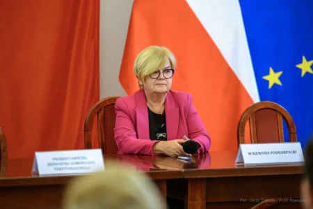 Zdjęcie przedstawia uczestników podpisania umów w ramach programu ochrony ludności i obrony cywilnej