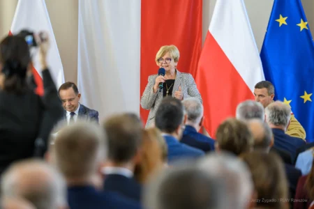 Zdjęcie przedstawia uczestników podpisania umów w ramach programu ochrony ludności i obrony cywilnej