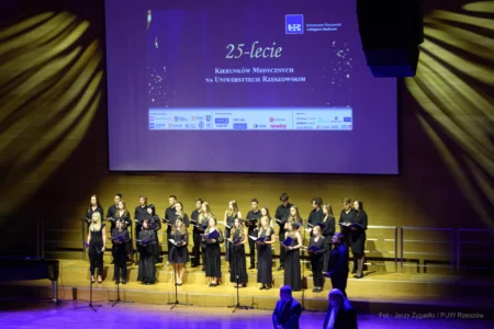 Zdjęcie przedstawia uczestników uroczystości z ojazhi 25-lecia kierunków medycznych na Uniwersytecie Rzeszowskim